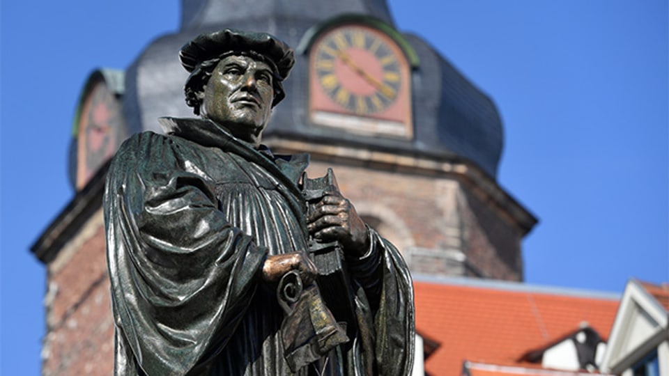 Auf dem Marktplatz der Lutherstadt Eisleben erinnert ein Denkmal an den Reformator Martin Luther.
