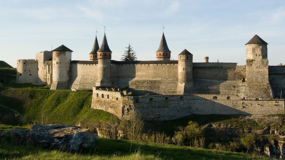 Die dicken Burgmauern bieten Schutz.