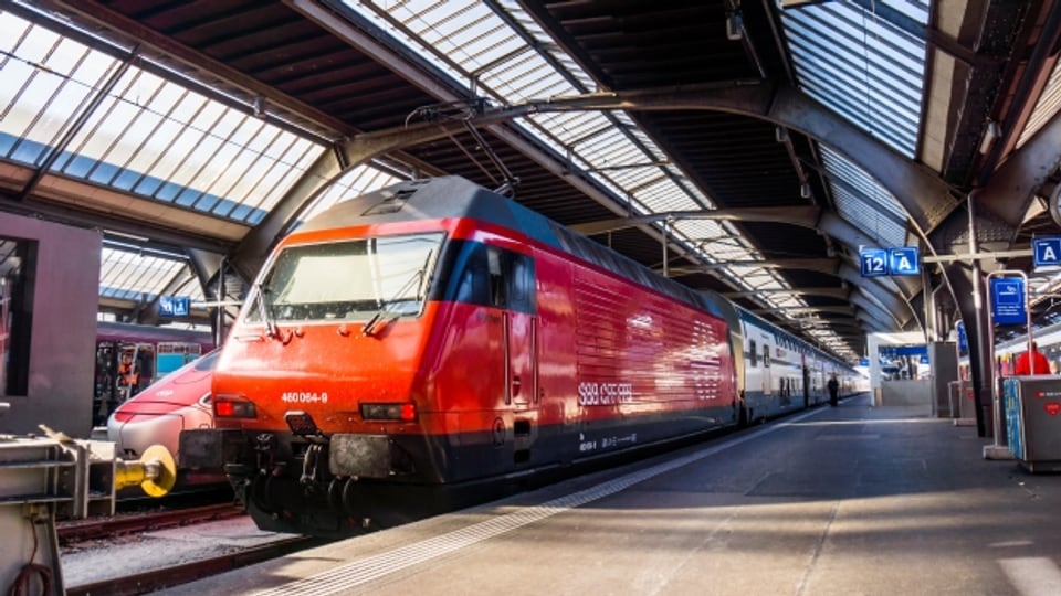Ein Zug steht am Bahnhof Zürich.