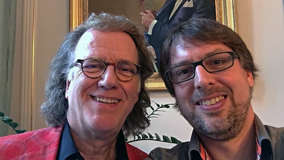 André Rieu begrüsst SRF Musikwelle-Moderator Christian Klemm in seinem Schloss in Maastricht.