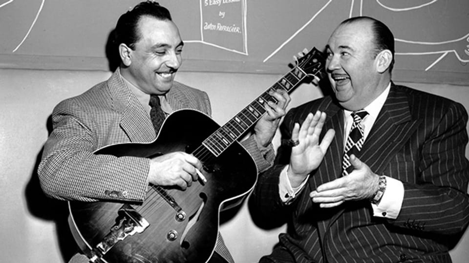 Gitarrenvirtuose Django Reinhardt zeigt seine Technkik 1946 dem «King of Jazz» Paul Whiteman.