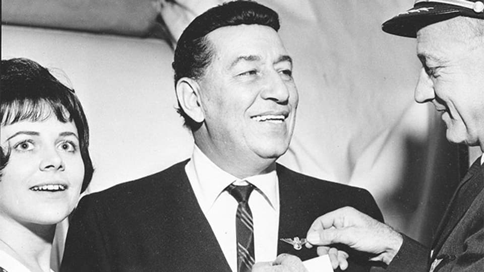 Entertainer, Sänger, Schauspieler und Trompeter Louis Prima (1910-1978) wird 1965 in New York für seinen ersten Flug ausgezeichnet.