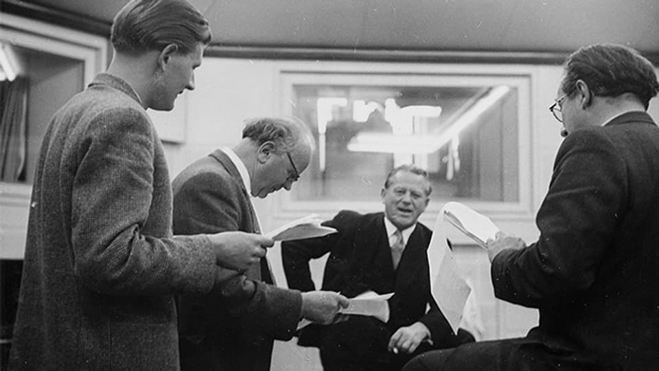 Fritz Scheidegger, Armin Schweiz, Schaggi Streuli und Arthur Welti 1950 während einer Hörspiel-Produktion.