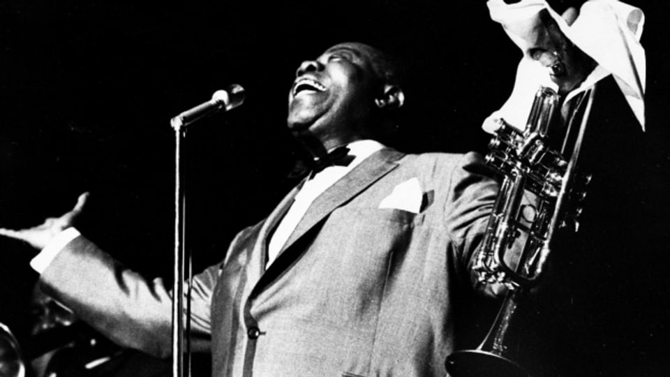 Der US-amerikanische Jazz-Trompeter Louis Armstrong. Sein Spitzname «Satchmo» ist so weltberühmt wie das Taschentuch, mit dem sich der Jazz-Musiker den Schweiss von der Stirn zu wischen pflegt.