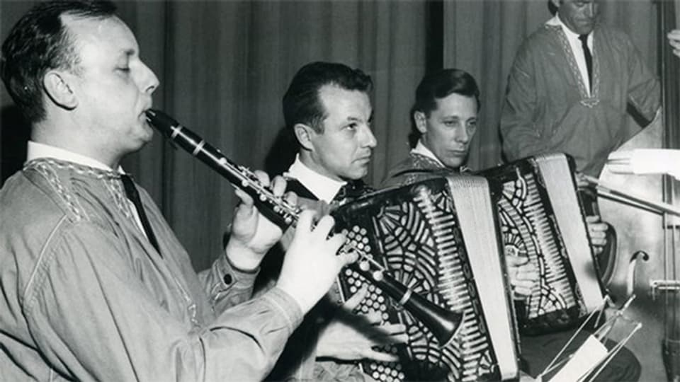 Hans Niederdorfer (links) spielt 1965 am ersten Ländlerkapellentreffen im «Marsöl» in Chur mit seiner Kapelle Via Mala