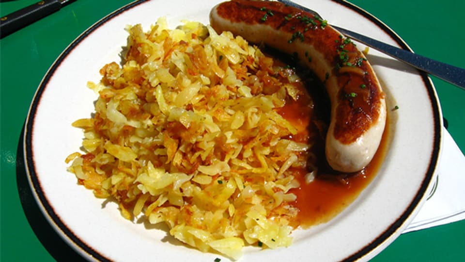 Ein beliebtes Schweizer Gericht: Rösti und Bratwurst.