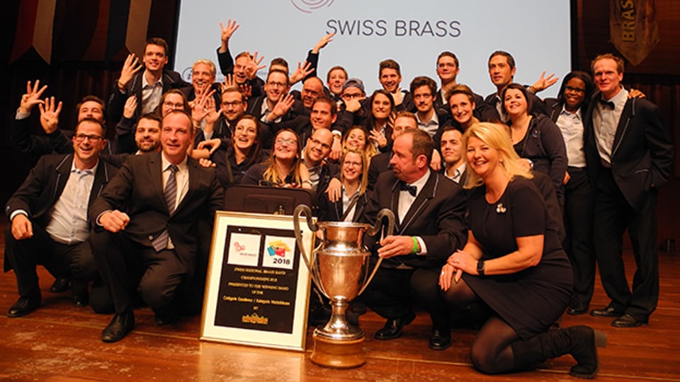 Die Valaisia Brass Band mit Dirigent Arsène Duc (Mitte links) lässt sich erneut als Schweizermeister feiern.
