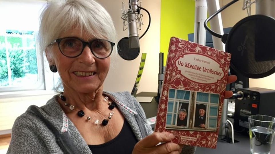 Esther Ferrari mit ihrem Buch über Urnäscher Originale im Radiostudio in St. Gallen.