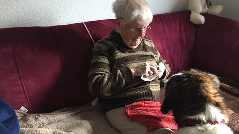 Alice Weder füttert ihren Therapiehund Aveline mit feinen Leckerli.
