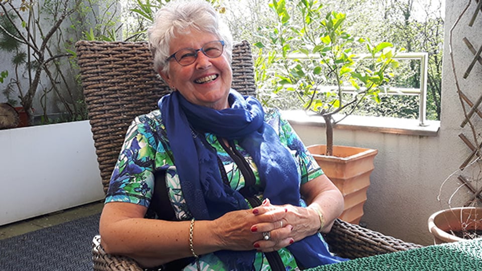 Die 77-jährige Gerda Weder wohnt zusammen mit ihrem Mann am Rande von Schaffhausen.