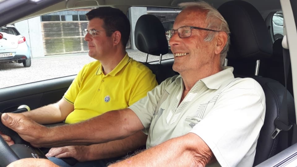 Fahrlehrer Stefan Plüss und Hans Balmer während der Fahrstunde.