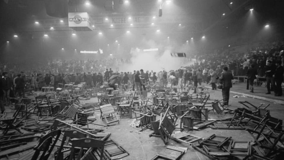 1968 – Stuhlschlacht der Zuschauer während des Rolling Stones-Konzerts.