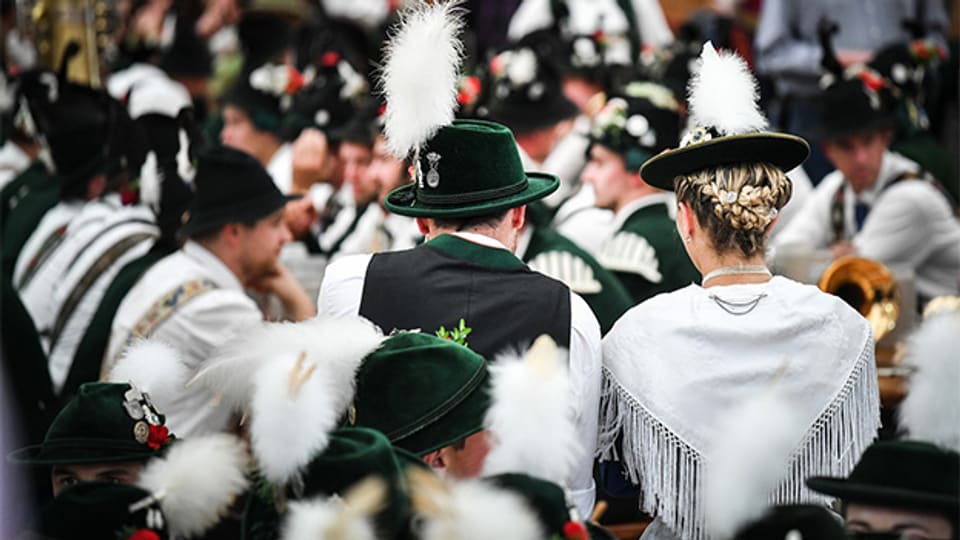 Stelldichein im traditionellen Bierzelt am Oktoberfest München 2018.