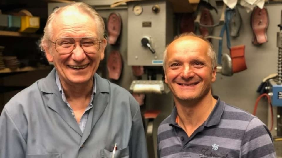 Zwei der letzten Schuhmacher St. Gallens arbeiten zusammen: Kurt Reither(72) und Daniel Nagel (50).