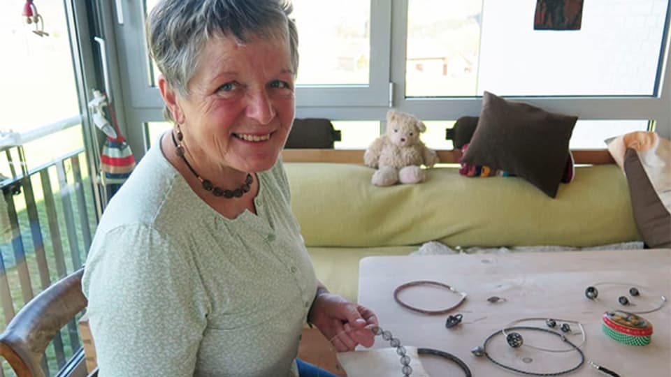 Mina Inauen verwendet verwendet für ihre Schmuckstücke nicht nur Menschenhaar, sondern hat auch schon mit Ziegen- oder Pferdehaaren gearbeitet.