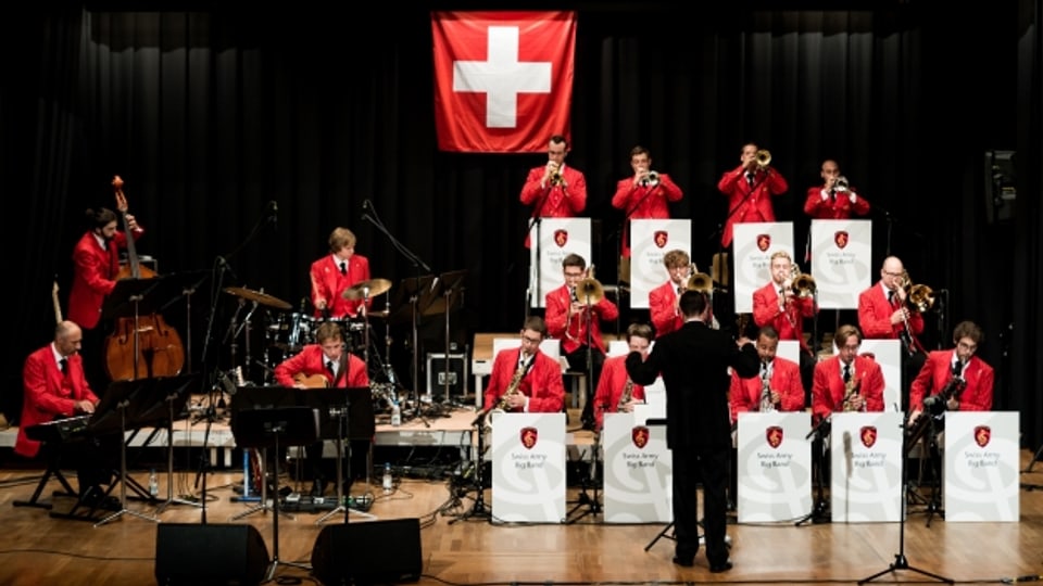 Die Swiss Army Big Band eröffnet die Sommertournee mit einem Platzkonzert in Zug am Mittwoch, 15. August 2018.