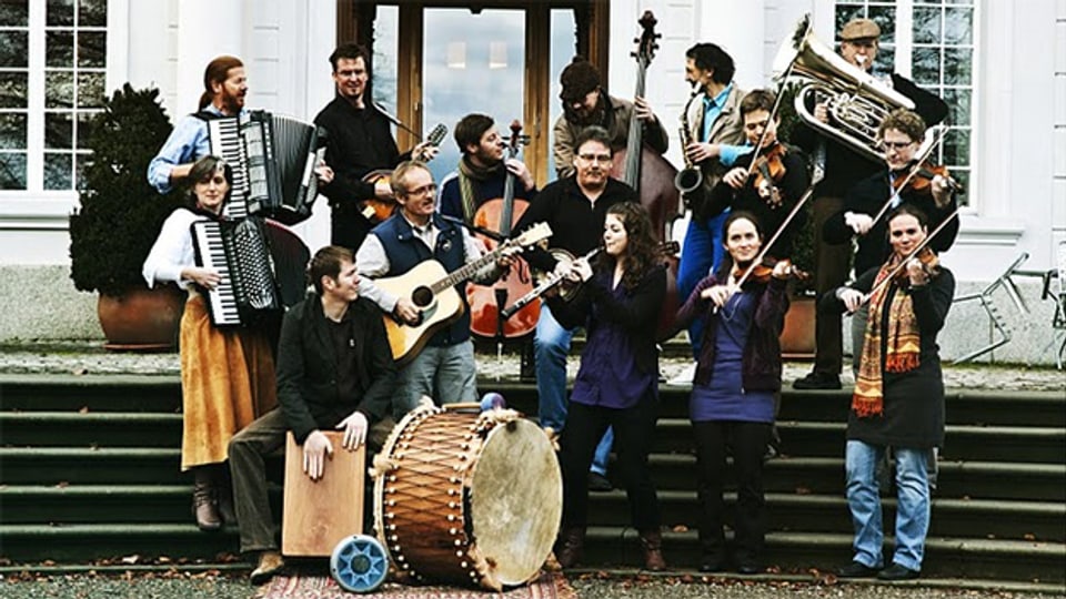 Bei ilsah spielen 15 Amateurmusikerinnen und –musiker im Alter von 20 bis weit über 50 Jahren.