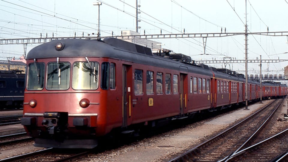 Ein RABDe12/12-Triebzug wie er auf der Strecke Zürich-Rapperswil als Goldküstenexpress verkehrte.