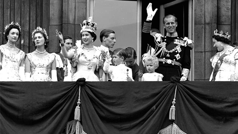 Die frisch gekrönte Queen Elizabeth II zeigt sich mit ihrer Familie auf dem Balkon des Buckingham Palasts.