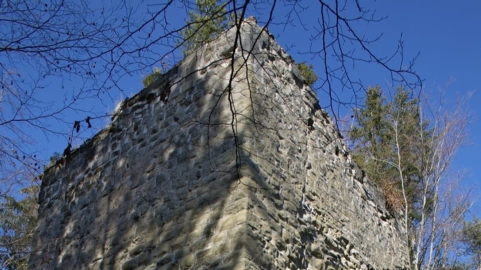 Der Bergfried der Burg Obermaggenberg.