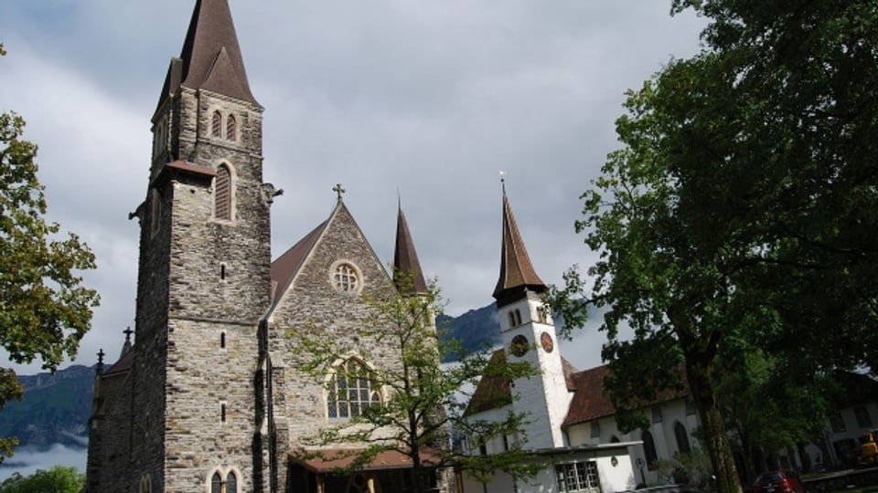 Katholische (links) und reformierte Kirche von Interlaken.