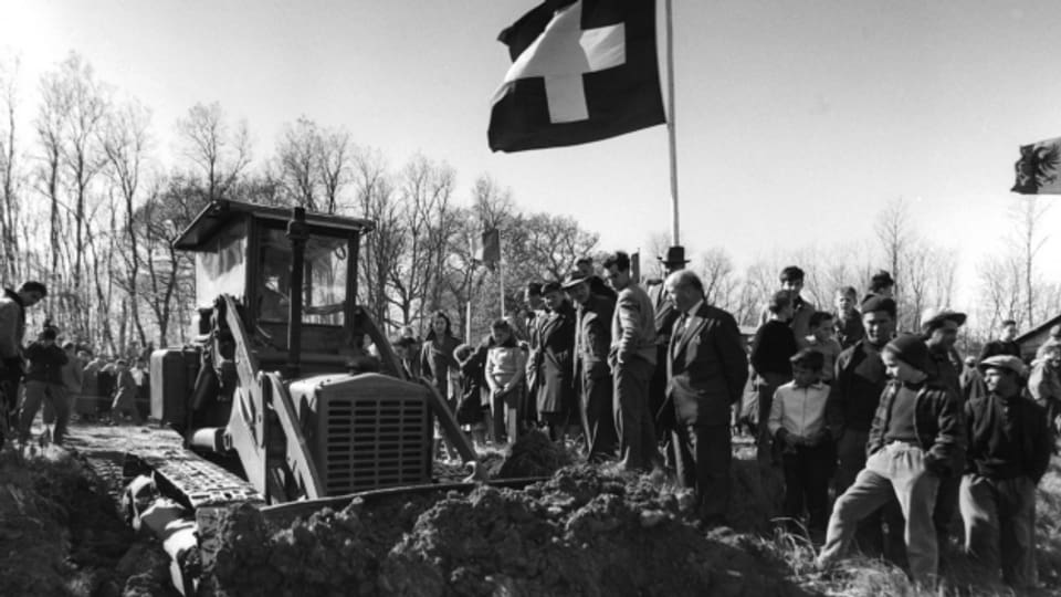 Spatenstich zu Beginn der Autobahn-Bauarbeiten Lausanne-Genf 1958.