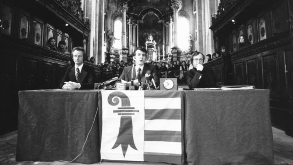 3. Februar 1977, bei der Zeremonie der Annahme der Verfassung des Kantons Jura durch den Verfassungsrat. Roland Béguelin, François Lachat, Joseph Boinay (von links)