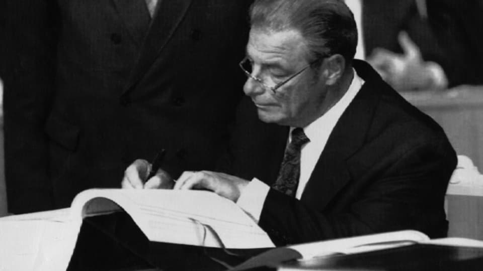 Bundesrat Jean-Pascal Delamuraz bei der Unterzeichnung des Abkommens über den Europäischen Wirtschaftsraum, am 2. Mai 1992 in Porto, Portugal.