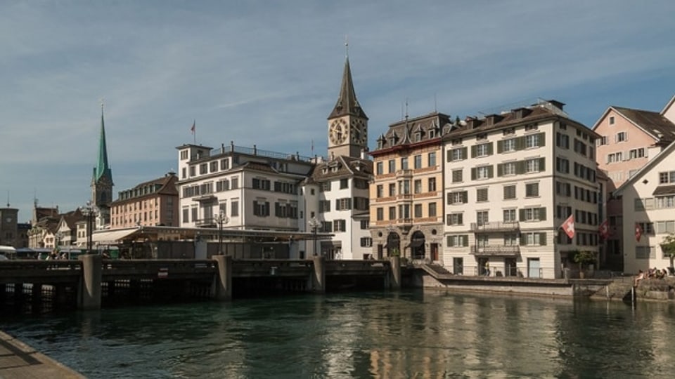 Blick auf das Ratshaus in Zürich.