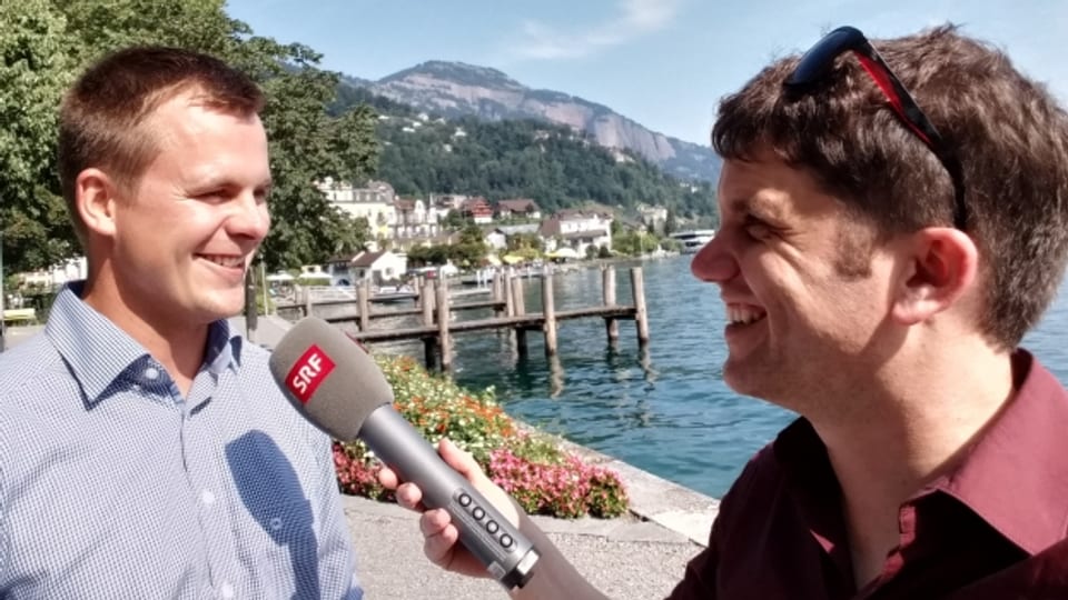 Fabio Küttel (links) im Interview mit Roman Portmann: «Mit Jugendlichen zusammenzuarbeiten 'fägt' einfach», sagt der 32-Jährige.