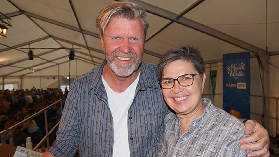 Bernhard Siegmann und Christine Gertschen präsentieren das Älpler-Wunschkonzert live vom Urnerboden.