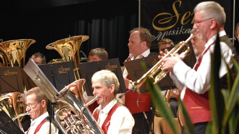 Die Sense Musikante anlässlich der CD-Taufe in der Pöschenhalle in Schwarzenburg.