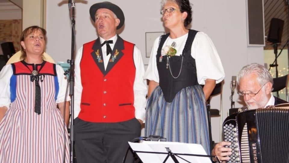 Das Jodelterzett Antoinette Crawley-Ammann, Röbi Küttel und Annegret von Bergen werden in der Sendung «Zoogä-n-am Boogä» von Willi Valotti am Akkordeon begleitet.