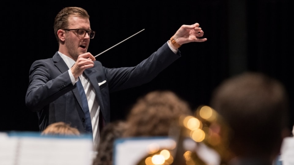 Als Dirigent ist es Sandro Blank wichtig, die Freude an der Musik zu vermitteln.