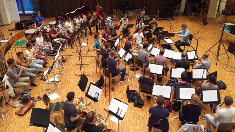 Das Symphonische Blasorchester Schweizer Armeespiel bei den CD-Aufnahmen im Gemeindesaal in Buchs AG.