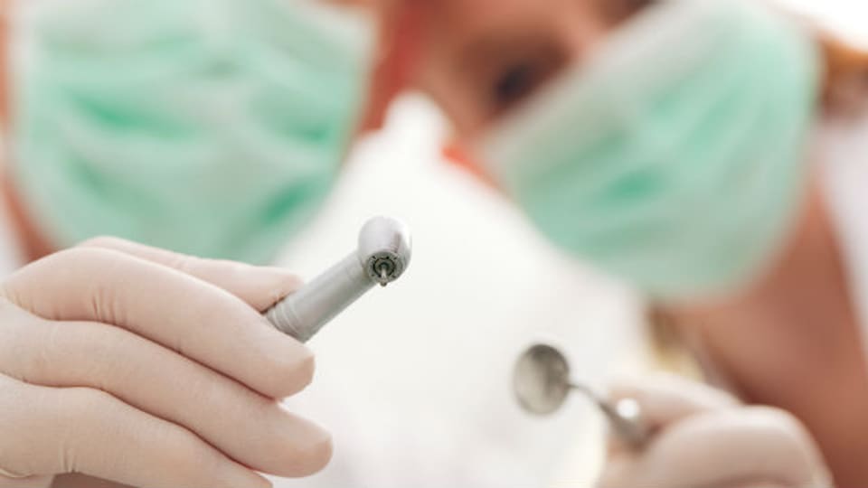 Bei älteren Patienten übernehmen die Zahnärzte vermehrt auch Teile der häuslichen Pflege.