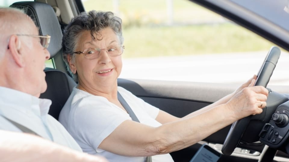 Der Arzt prüft beim Test, ob die Seniorin oder der Senior gesundheitliche Störungen hat, die beim Autofahren gefährlich werden können.