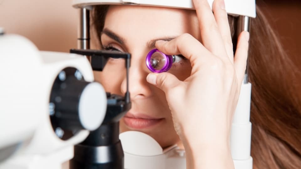 Augenleiden merkt man oft nicht. Man spürt sie nicht und sieht sie nicht. Deshalb ist eine ganz gewöhnliche Kontrolle beim Augenarzt, ohne Beschwerden, sinnvoll.