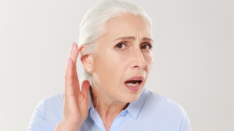Schlechtes Hören erhöht das Risiko für eine Demenzerkrankung: Einerseits, weil das Gehirn weniger Inputs erhält, andererseits, weil die sozialen Kontakte darunter leiden.