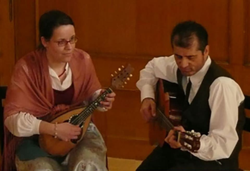 Jenny Piras an der Mandoline und Claudio Ambrosi an der Gitarre.