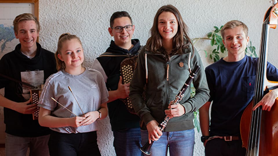 Wälschland-Express: Diese fünf jungen Musikerinnen und Musiker haben die Fest-Hymne fürs Eidgenössische Volksmusikfest komponiert.
