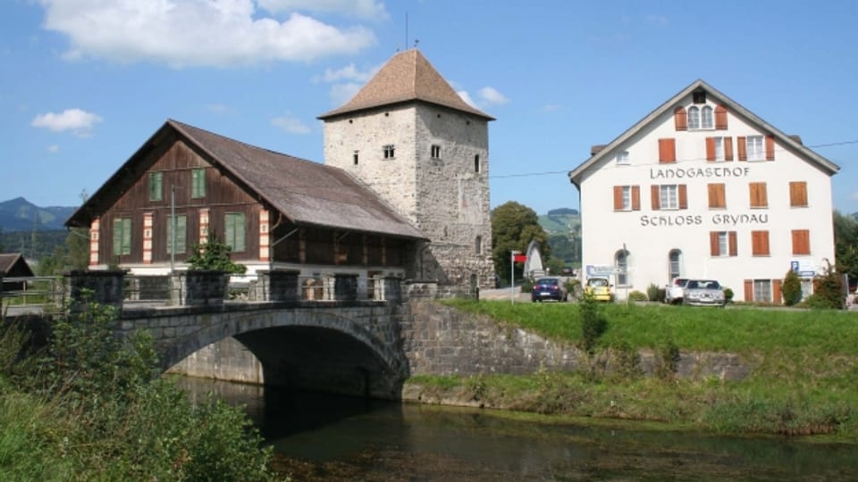 Das Schloss Grynau ist eine mittelalterliche Niederungsburg am Fluss Linth im Gebiet der Gemeinde Tuggen im Kanton Schwyz.