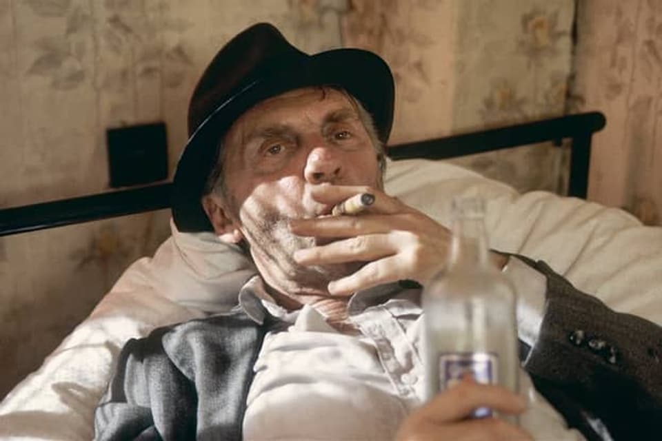 Der Schauspieler Harald Juhnke spielt im Jahr 1995 in einer Szene des WDR-Fernsehfilms «Der Trinker» die Figur des Erwin Sommer.