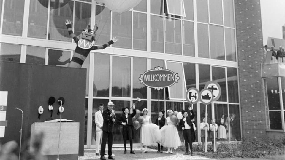 Eine Künstlertruppe tritt am 1. Juli 1959 an der Eröffnung des Verkehrshauses in Luzern auf.