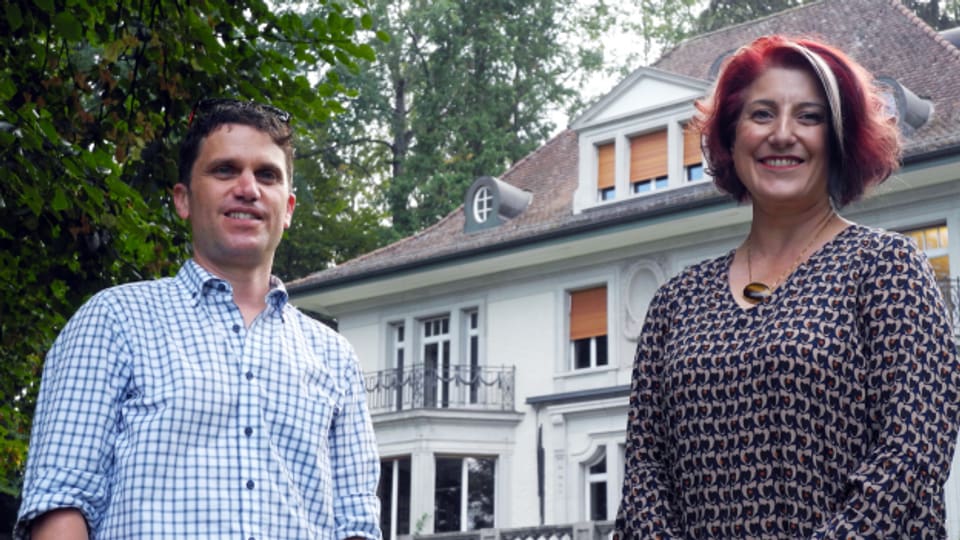Luana Menoud-Baldi steht mit Roman Portmann vor dem «Haus der Musik» in Aarau.