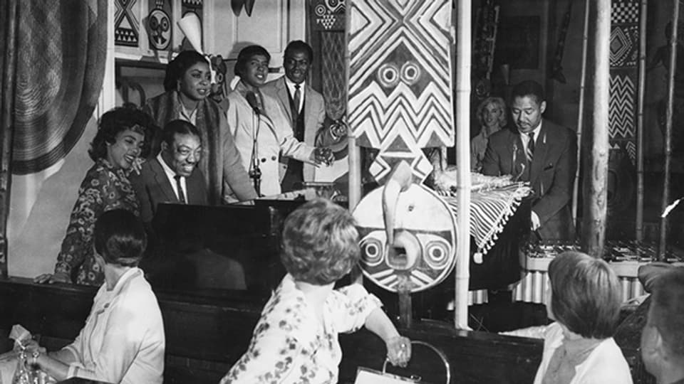 Duke Ellington spielt mit seiner Band im Jazzclub Africana in Zürich, aufgenommen um 1960.