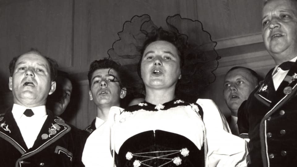 Vreni Kneubühl mit dem Ämmitaler-Chörli Burgdorf, 1956.