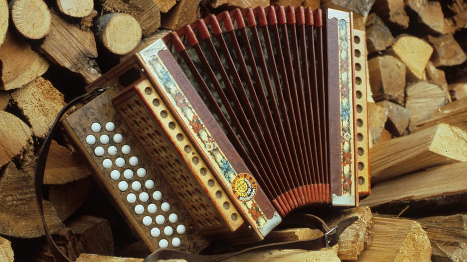 Das Schwyzerörgeli ist ein prägendes Instrument in der Schweizer Volksmusik.