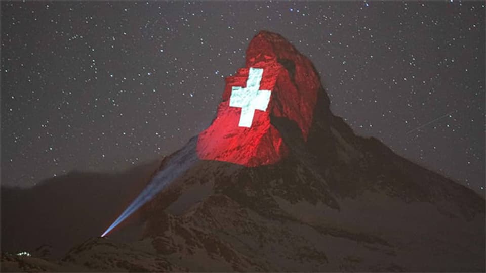 Das Schweiz Kreuz als Projektion am Matterhorn als Zeichen der Hoffnung in der Corona-Krise.
