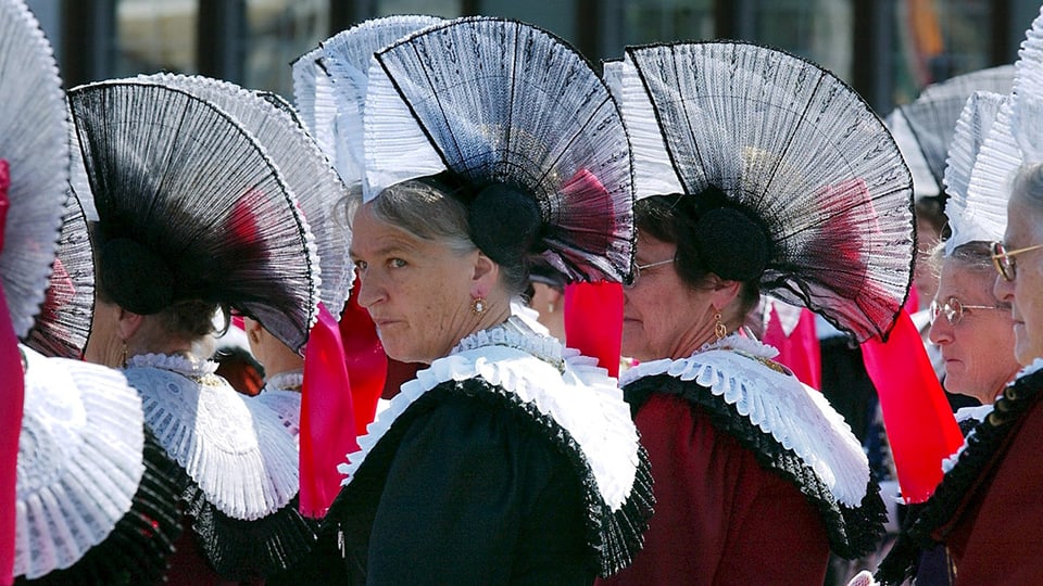 Hauben gehören als Schmuck zu vielen Schweizer Trachten. Dieses Bild von 2002 zeigt Frauen an der Fronleichnamprozession in Appenzell.